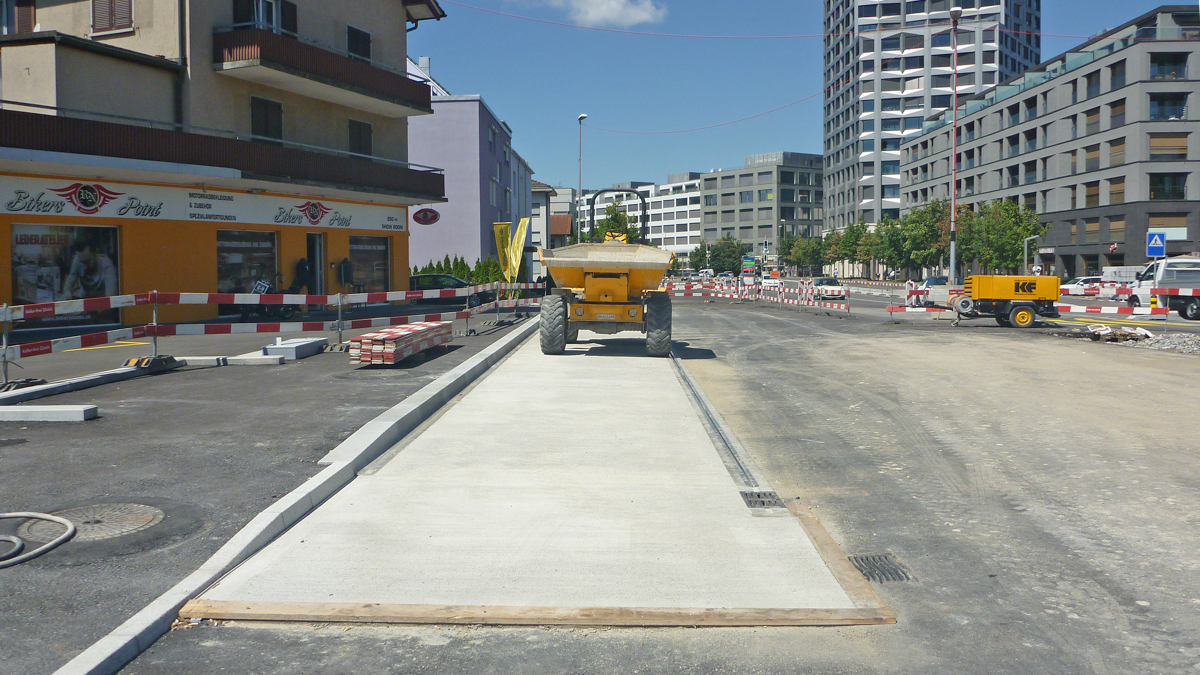Bushaltestelle mit Schlitzrinne entlang dem Asphalt: Securro Slimline
